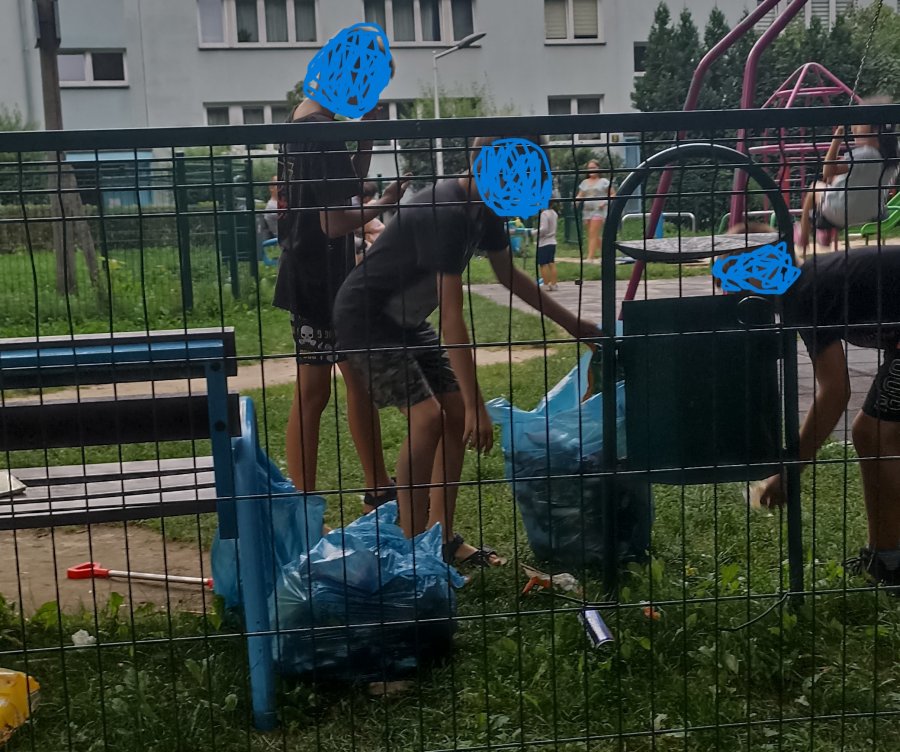 Brud na osiedlowym placu zabaw. Dzieci same przystąpiły do sprzątania ZDJĘCIA