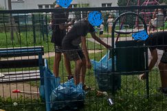 Brud na osiedlowym placu zabaw. Dzieci same przystąpiły do sprzątania ZDJĘCIA