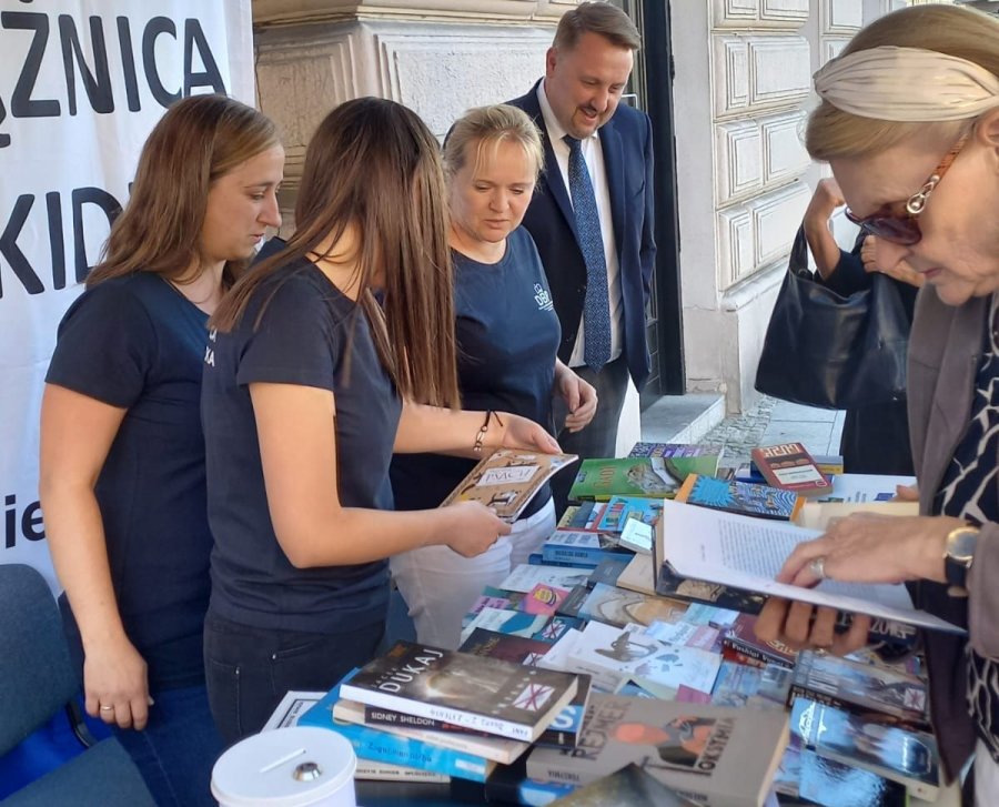 Na głównym deptaku rozdają książki. Przechodnie biorą jak świeże bułeczki - foto