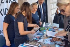 Na głównym deptaku rozdają książki. Przechodnie biorą jak świeże bułeczki - foto