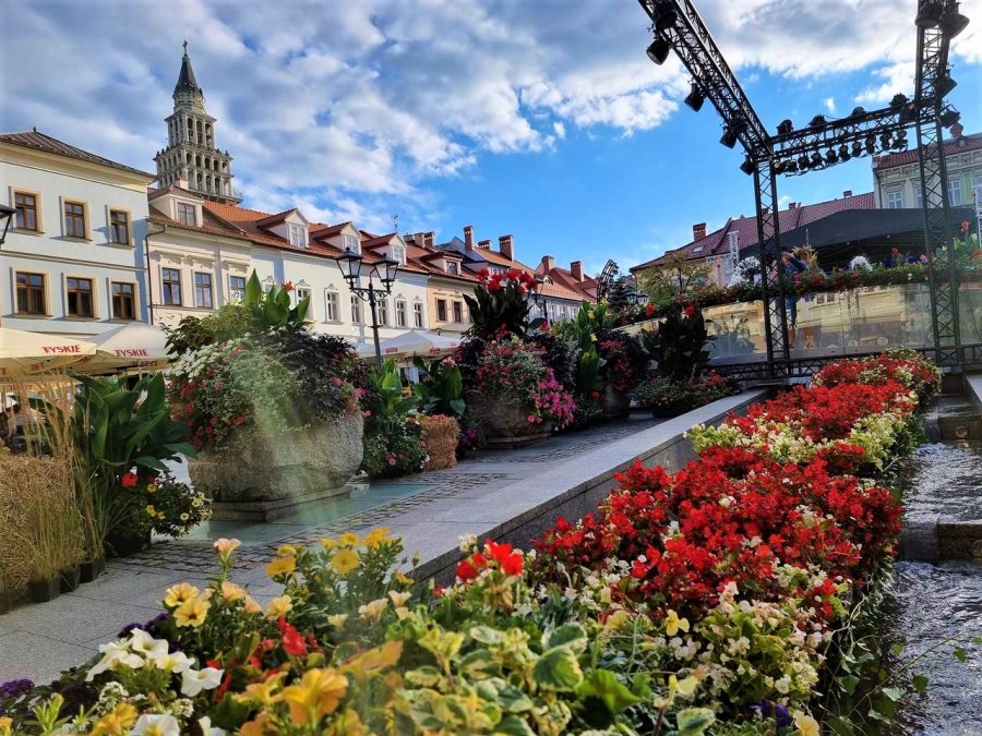 (WIDEO) Na 11 Listopada stanęła scena. Rynek nagle wypiękniał ZDJĘCIA