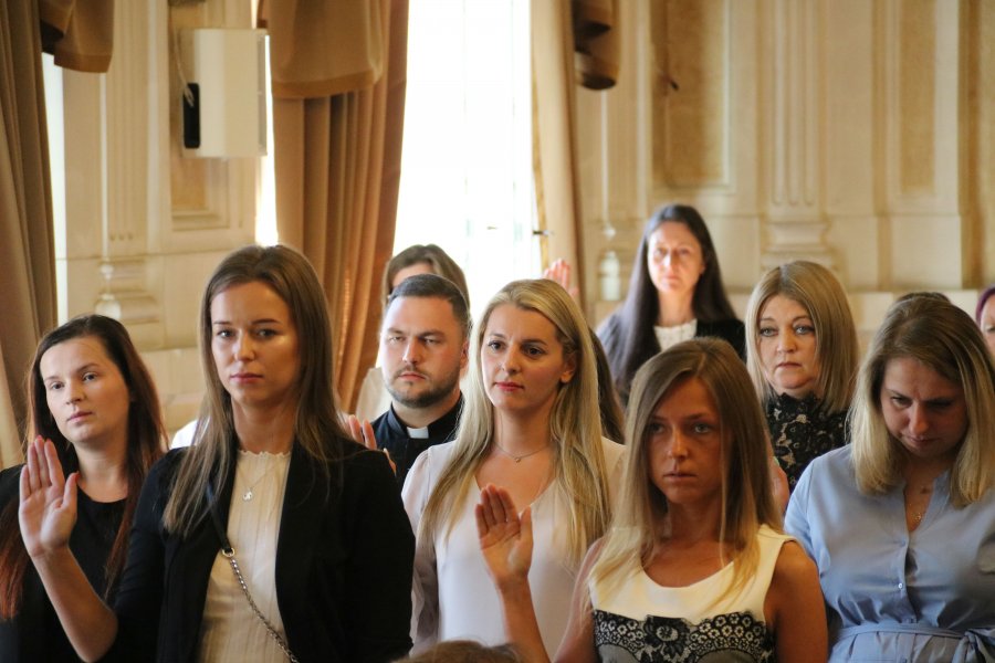 Niełatwa misja w szkołach. Ślubowało 56 młodych nauczycieli - foto