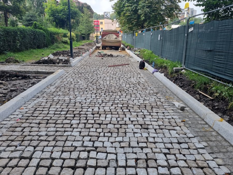 Plac Mickiewicza po nowemu. Nawierzchnia układana z kostki z rozbiórek