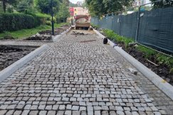 Plac Mickiewicza po nowemu. Nawierzchnia układana z kostki z rozbiórek