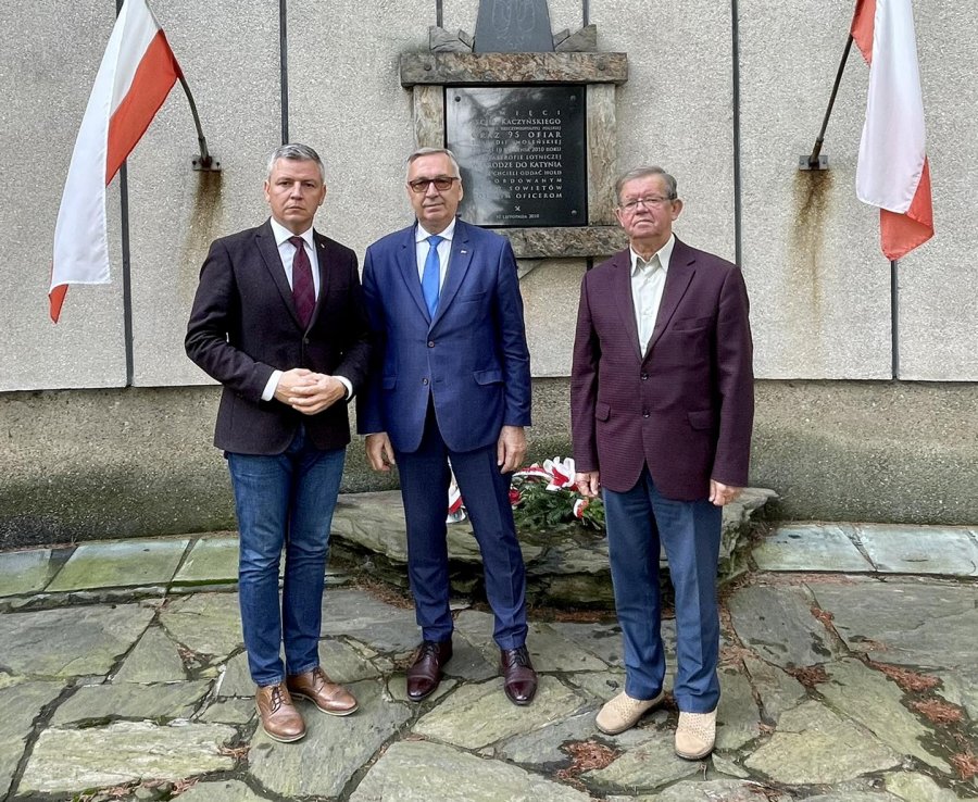 Bielsko-Biała: kwiaty i znicze w miesięcznicę katastrofy smoleńskiej - foto