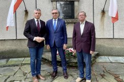Bielsko-Biała: kwiaty i znicze w miesięcznicę katastrofy smoleńskiej - foto