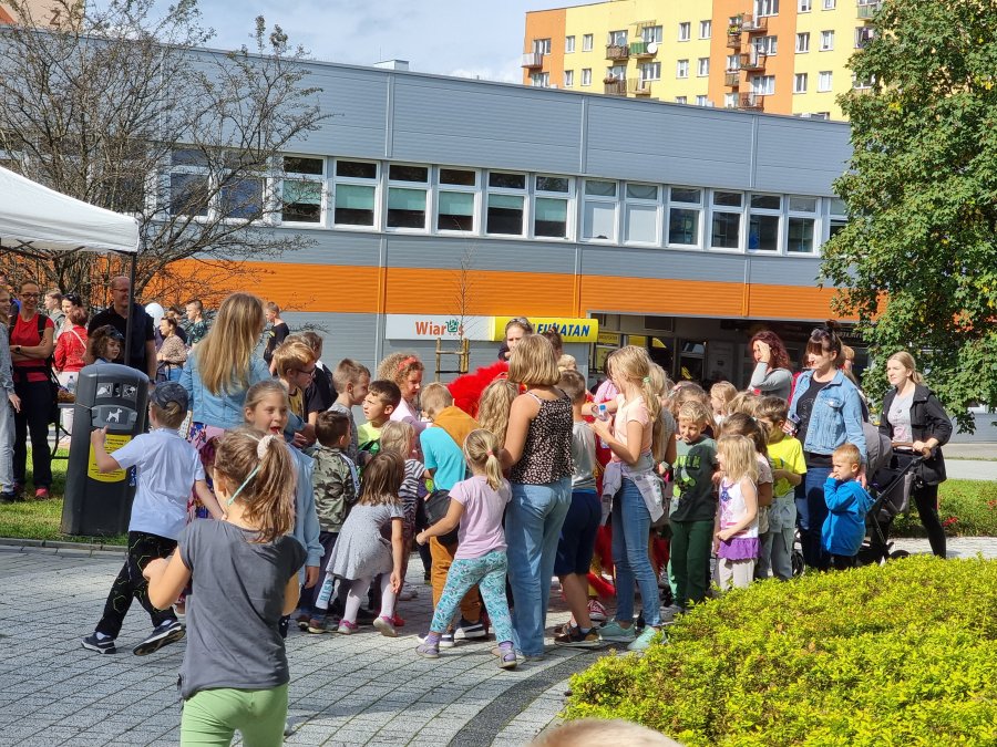 Sąsiedzi bawili się na osiedlu. Masa ludzi mimo fatalnych prognoz ZDJĘCIA