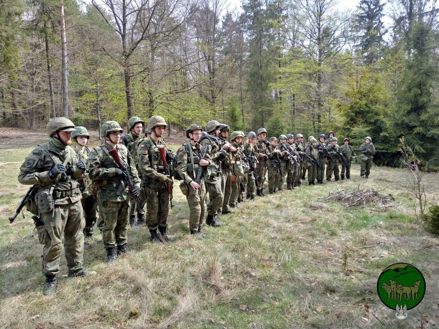 Uczą obsługi broni palnej i podstaw taktyki. Szkolenia dla nastolatków i dorosłych