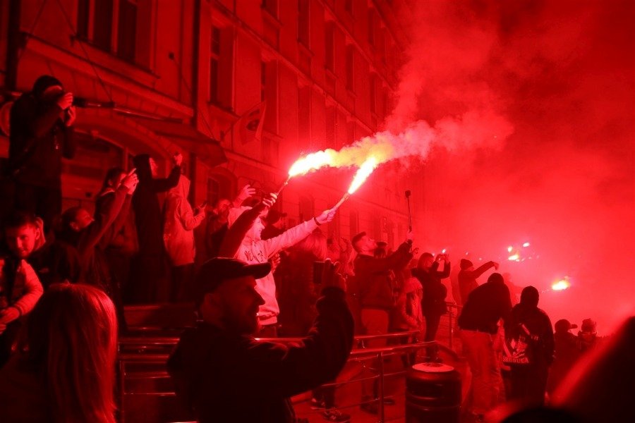 Nocny pochód kibiców ulicami Bielska-Białej. Pod ratuszem zapłonęły race ZDJĘCIA
