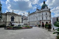 Rzeźba Marii Koterbskiej stanie na bielskiej ulicy. Większa kompozycja z ławeczką