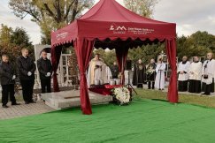 Poruszająca uroczystość na cmentarzu. Ludzie zostawiają figurki aniołków i zabawki