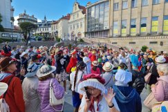 Parada w szalonych nakryciach głowy. Kolorowy korowód przyciągnął tłumy ZDJĘCIA