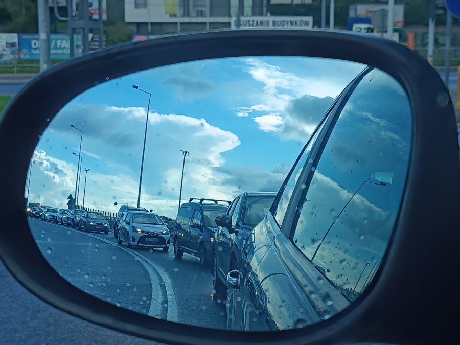 Kuriozalne sytuacje na ruchliwym skrzyżowaniu. Osiem sekund na zielone światło!
