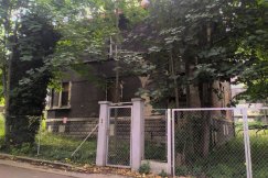 Trzecia obniżka ceny zabytku. Kupców zniechęca kłopotliwe sąsiedztwo