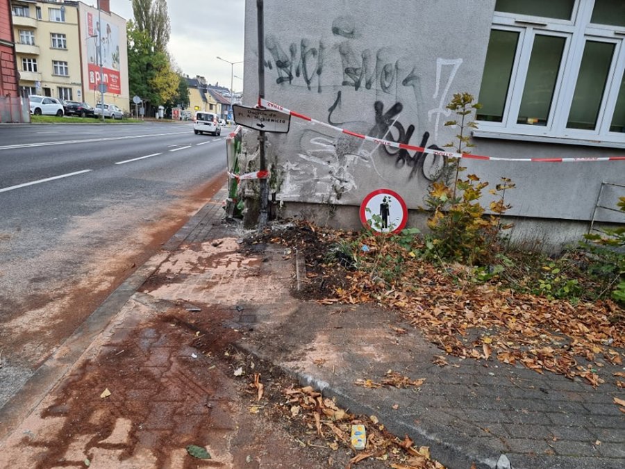 Tragedia na Partyzantów. Kierowca staranował budynek Urzędu Pracy - foto