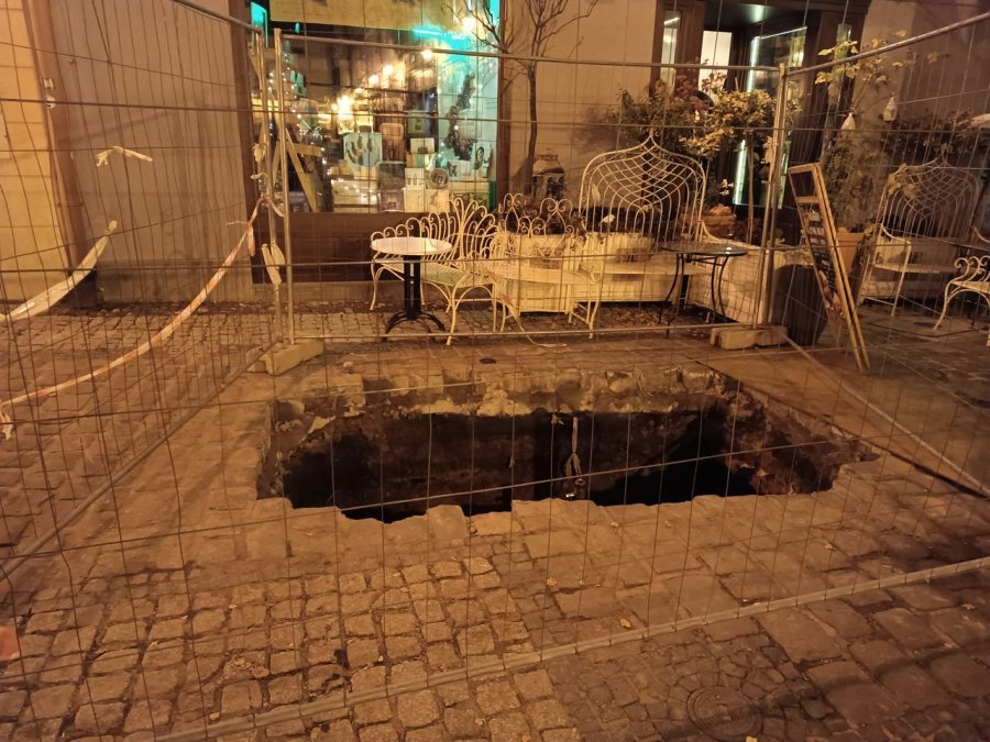 Głęboka dziura na Rynku. Obiecują, że wkrótce będzie po wszystkim - foto