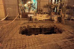 Głęboka dziura na Rynku. Obiecują, że wkrótce będzie po wszystkim - foto
