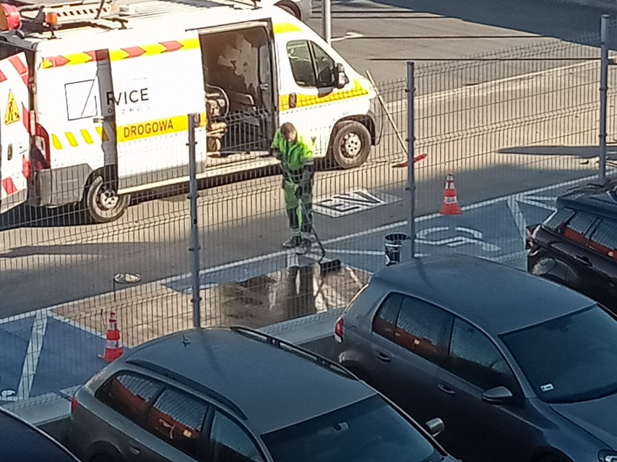 Likwidacja miejsc dla niepełnosprawnych na parkingu miejskim. Urzędnicy tłumaczą - foto