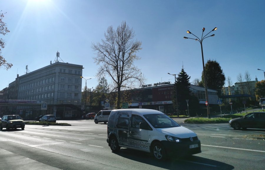 Świecące latarnie na Warszawskiej w pełnym słońcu. Kto ma za dużo pieniędzy?  - foto