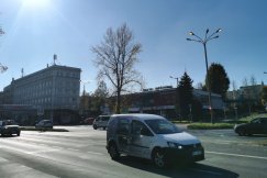 Świecące latarnie na Warszawskiej w pełnym słońcu. Kto ma za dużo pieniędzy?  - foto