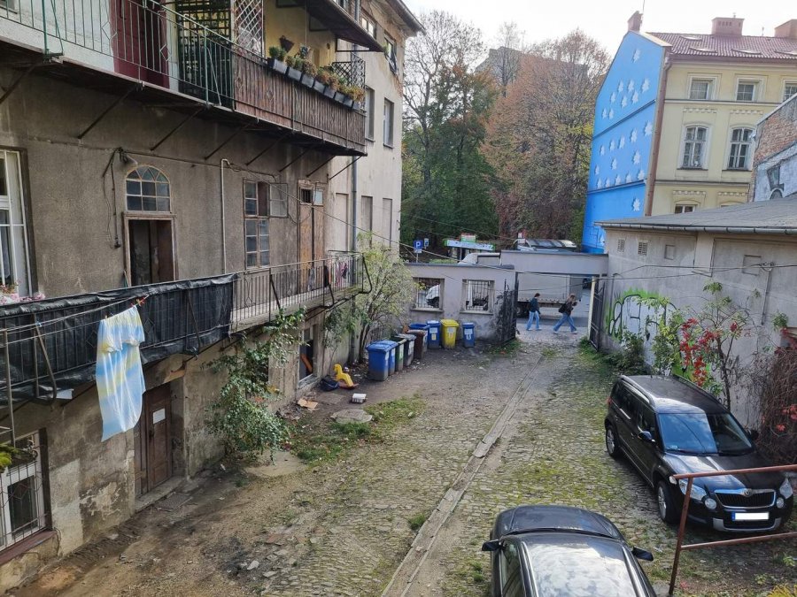 Dantejskie sceny w centrum miasta. Awanturują się i wdychają podejrzane substancje