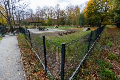 Powstał wybieg z toaletami dla psów. Są kosze na ekskrementy z podajnikami toreb ZDJĘCIA