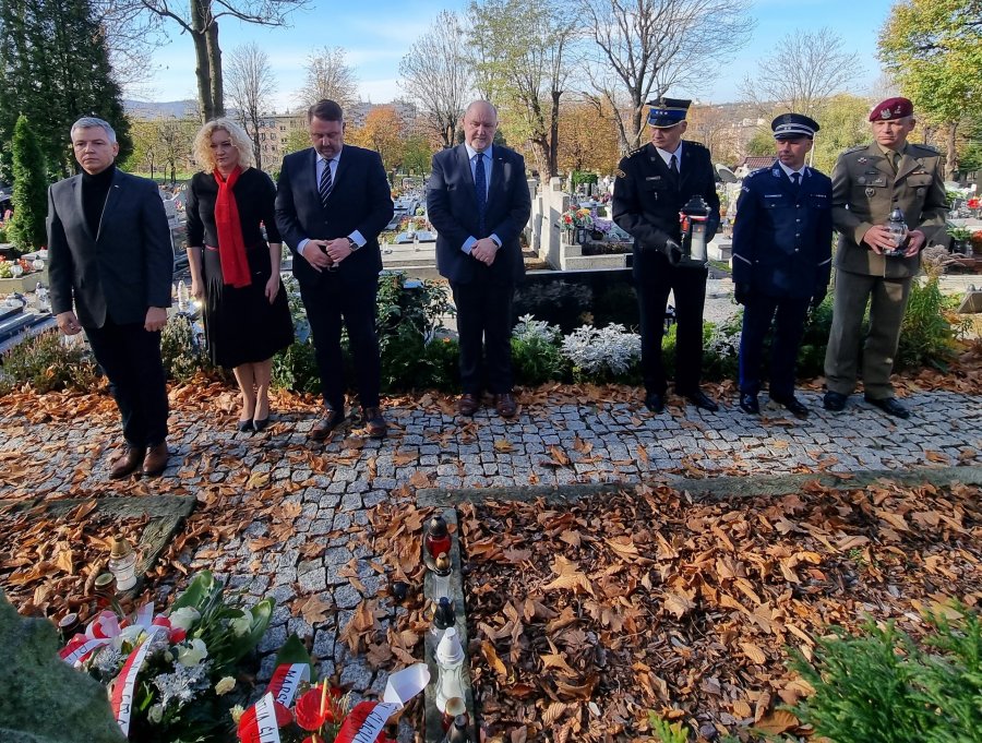 Kwiaty i znicze na grobach bohaterów. W Bielsku-Białej ponad podziałami - foto