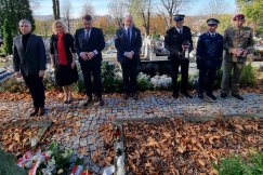 Kwiaty i znicze na grobach bohaterów. W Bielsku-Białej ponad podziałami - foto