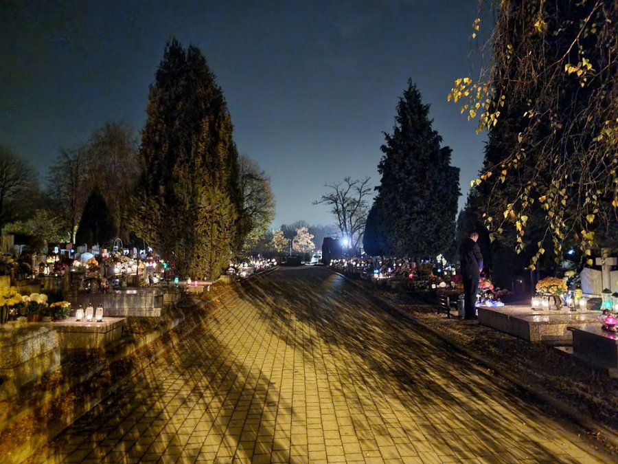 Spokój na cmentarzach. Sprzedawcy wierzą, że szczyt nadejdzie ZDJĘCIA