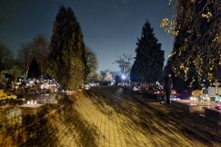Spokój na cmentarzach. Sprzedawcy wierzą, że szczyt nadejdzie ZDJĘCIA