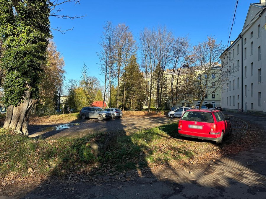 Samochody stoją gdzie popadnie. Przebudowa miejsc parkingowych na terenie szpitala