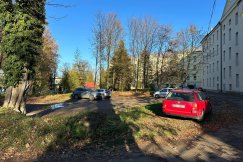 Samochody stoją gdzie popadnie. Przebudowa miejsc parkingowych na terenie szpitala