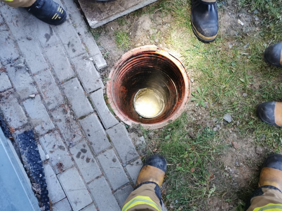 Chłopczyk utknął w wąskiej rurze kilka metrów pod ziemią. Bohaterska policjantka uratowała mu życie - foto