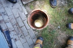 Chłopczyk utknął w wąskiej rurze kilka metrów pod ziemią. Bohaterska policjantka uratowała mu życie - foto