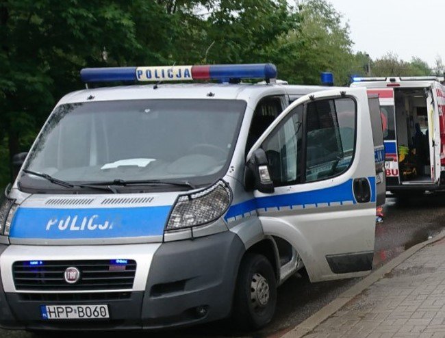 Zmarli z głodu? Makabryczne odkrycie w mieszkaniu przy Karpackiej