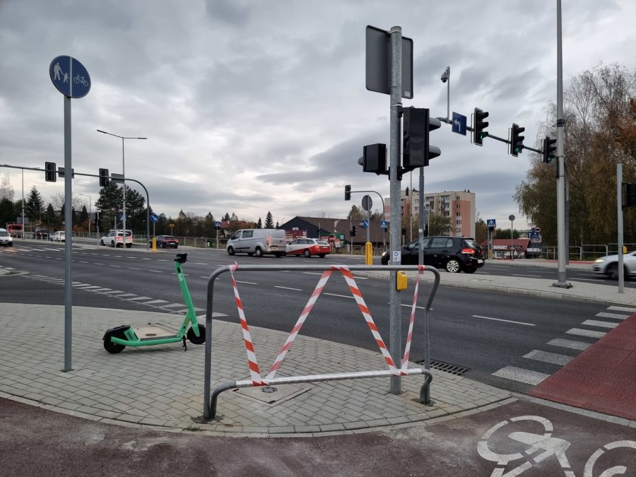 Podpory już stoją na skrzyżowaniach. Na razie są owinięte taśmą - foto