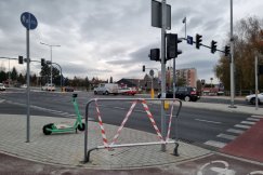 Podpory już stoją na skrzyżowaniach. Na razie są owinięte taśmą - foto