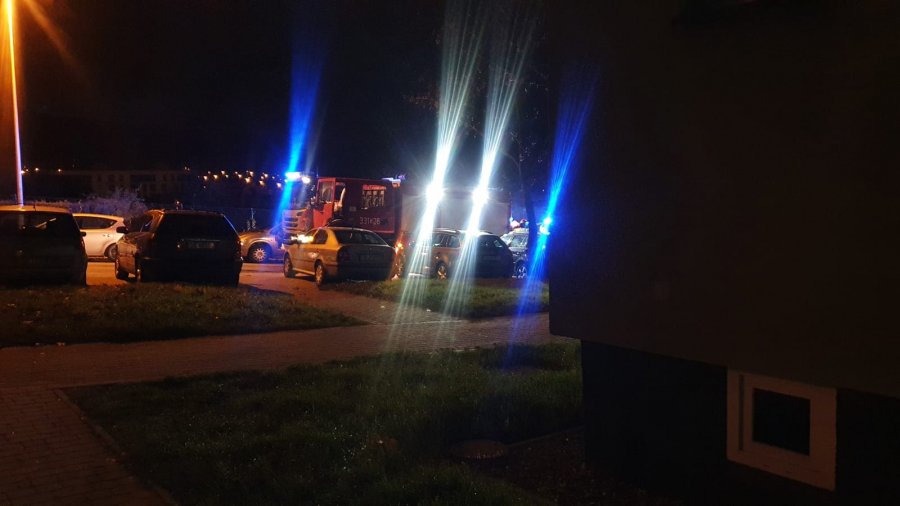 Weszli do mieszkania po siłowym otwarciu drzwi. Ewakuacja mieszkańców - foto