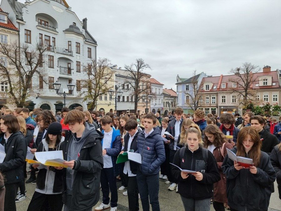 Młodzi bielszczanie śpiewają na Rynku. Melodie wszystkim dobrze znane i lubiane ZDJĘCIA