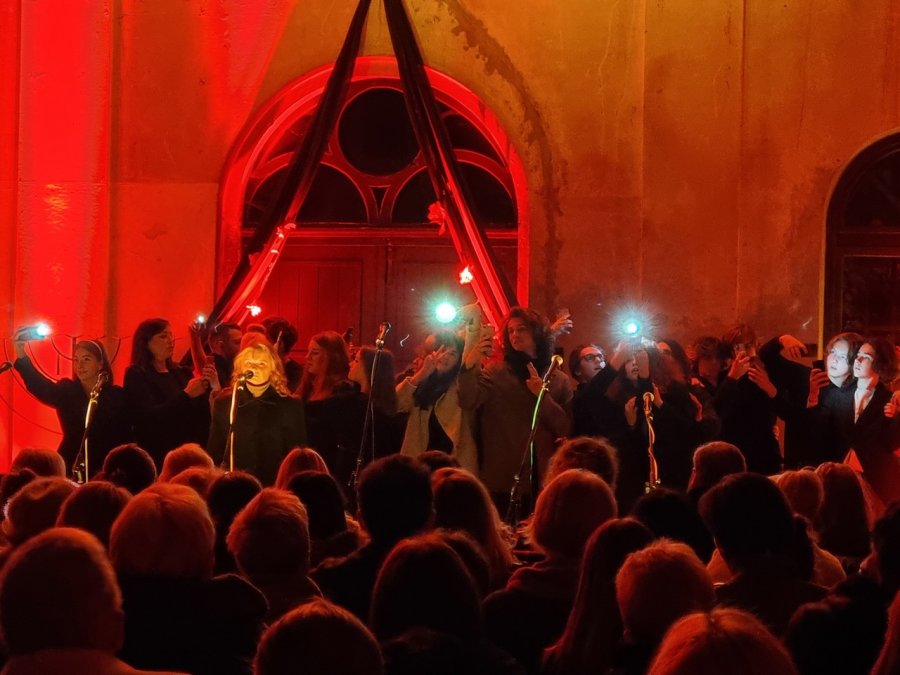 Zachwycający koncert w sali na cmentarzu. Zabrakło miejsc siedzących ZDJĘCIA
