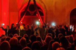 Zachwycający koncert w sali na cmentarzu. Zabrakło miejsc siedzących ZDJĘCIA