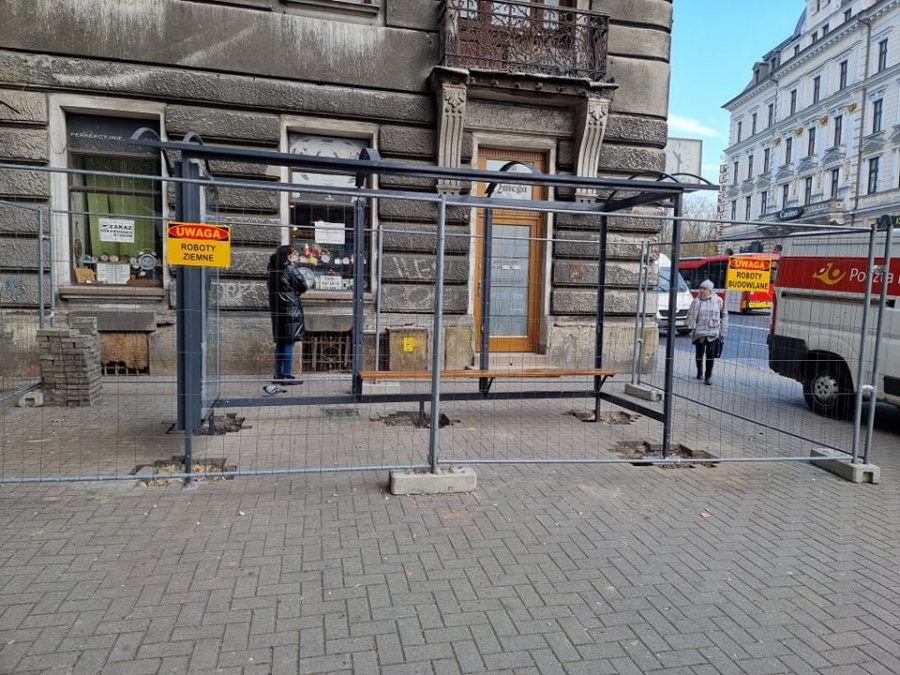 Tymczasowa wiata w alternatywnej lokalizacji. Spór o przystanek naprzeciwko Presidenta - foto