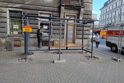 Tymczasowa wiata w alternatywnej lokalizacji. Spór o przystanek naprzeciwko Presidenta - foto