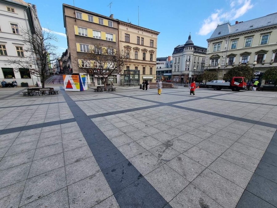 Przerażający brud na placu Chrobrego. Części plam nie da się już usunąć ZDJĘCIA