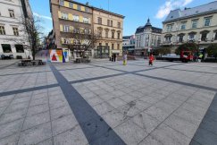 Przerażający brud na placu Chrobrego. Części plam nie da się już usunąć ZDJĘCIA