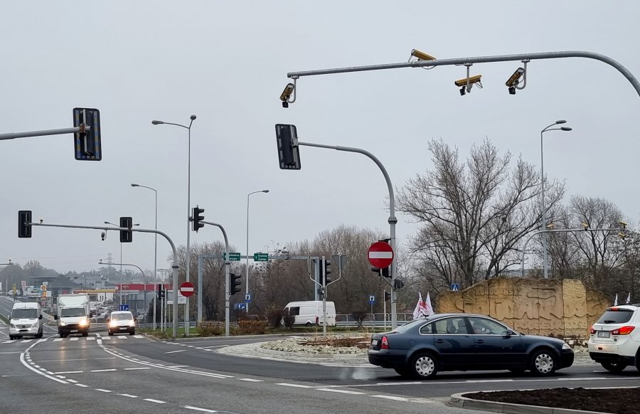 Żółte kamery pojawiły się na newralgicznym skrzyżowaniu. To kontrola wjazdu na czerwonym świetle! - foto
