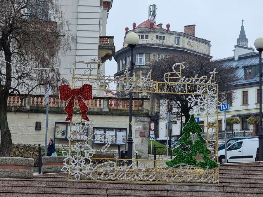Bielsko-Biała pięknieje na święta. Bożonarodzeniowe ozdoby już na ulicach! ZDJĘCIA