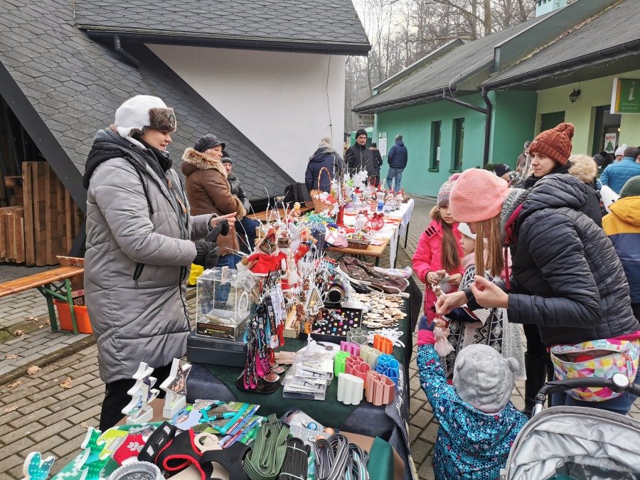 Magiczny klimat Świąt Bożego Narodzenia. Gochówka na jarmarku ZDJĘCIA
