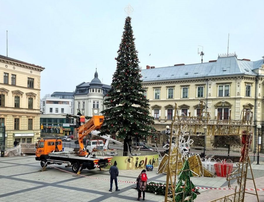 Wielka choinka już stoi na placu Chrobrego! Jest taka piękna, jak w zeszłym roku ZDJĘCIA