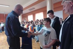 Chłopiec znalazł 200 zł i oddał policji. Teraz otrzymuje gratulacje za dojrzałe zachowanie - foto